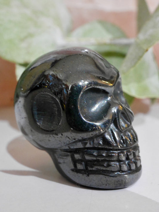 Mini hematite skull carving